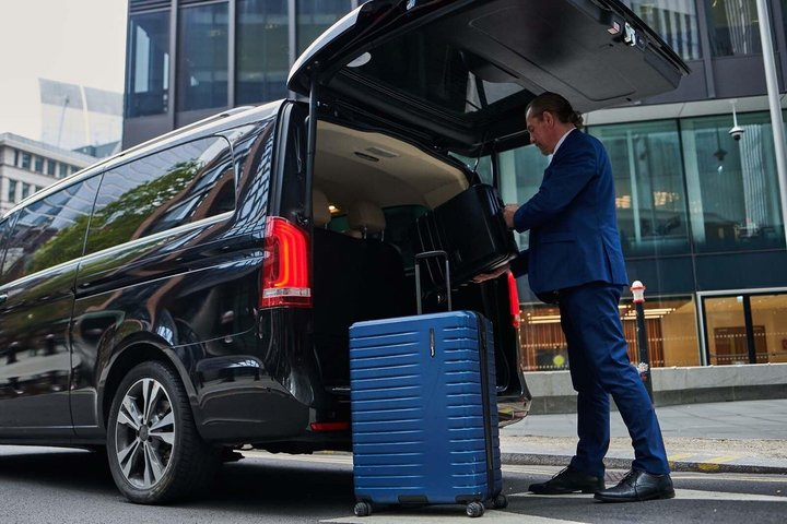 Heathrow Airport To Central London Meet & Greet Private Transfer - Photo 1 of 14
